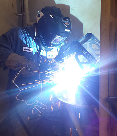 Man using guideWELD LIVE helmet